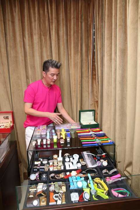 Nổi tiếng là một ca sỹ rất chiều fans, nên không có gì làm lạ khi lần này Mr Đàm chịu chơi đến như vậy. Dịp Giáng sinh vừa qua, nam ca sỹ Say tình đầu tư trang hoàng nhà cửa và khu vườn riêng của anh thật đẹp để rồi chính anh chứ không ai khác, mời khán giả của mình vào tham quan ngôi nhà và chụp hình lưu niệm nhân dịp Giáng sinh.