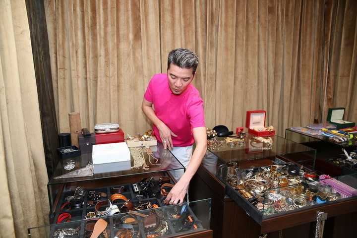 Với bộ sưu tập phụ kiện lần này, khán giả sẽ không khỏi ghen tị và trầm trồ trước gia tài bao gồm: nước hoa, dây nịt, khăn choàng, đồng hồ, các loại dây đeo, nón…mà Mr Đàm sưu tầm, mua được từ những chuyến lưu diễn trên khắp thế giới của anh của những thương hiệu nổi tiếng. 