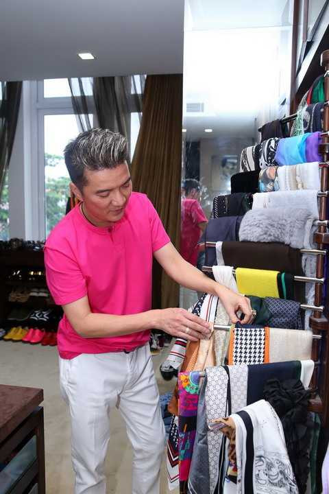 Chính vì sở hữu một kho phụ kiện đồ sộ như thế cho nên mỗi khi xuất hiện, anh đều khiến khán giả thích thú với những sự kết hợp tuyệt vời từ trang phục cho đến giày, dây nịt và các phụ kiện kèm theo tùy từng phong cách…