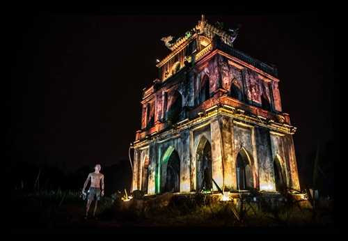 Chàng trai nổi tiếng bởi hành động khác người