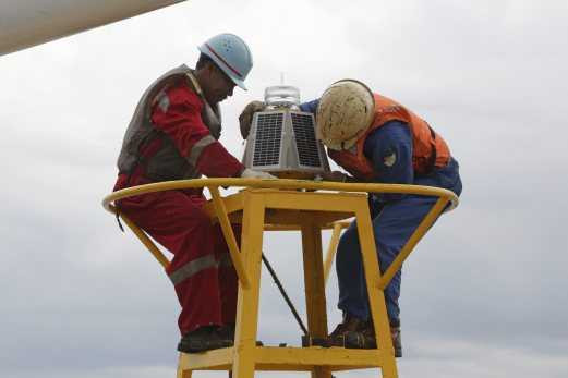 Thủy thủ tàu tìm kiếm đang chuẩn bị các thiết bị trước khi hoạt động