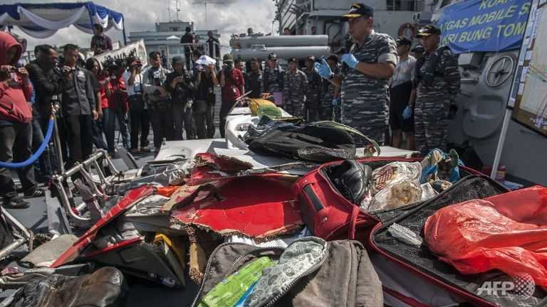 Hải quân Indonesia đứng bên những vật thể vớt lên được từ khu vực tìm kiếm