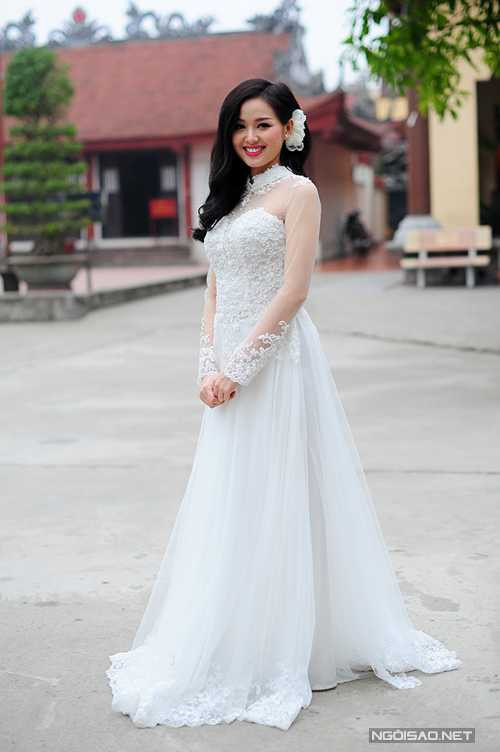 Thời tiết mùa đông buổi sáng khá lạnh nhưng hot girl vẫn rạng rỡ trong chiếc váy cưới ren. Trang phục được stylist Kevin Cao, một người bạn thân của Tâm Tít chuẩn bị.