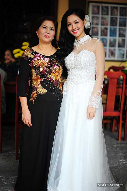 Tâm Tít tươi tắn bên mẹ đẻ.