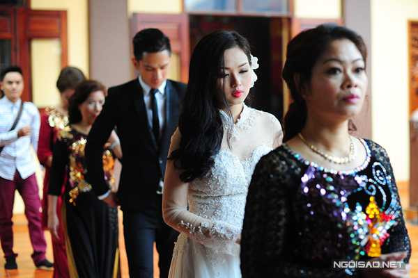 Vợ chồng Tâm Tít cùng gia đình chuẩn bị vào chùa để làm lễ Hằng thuận.