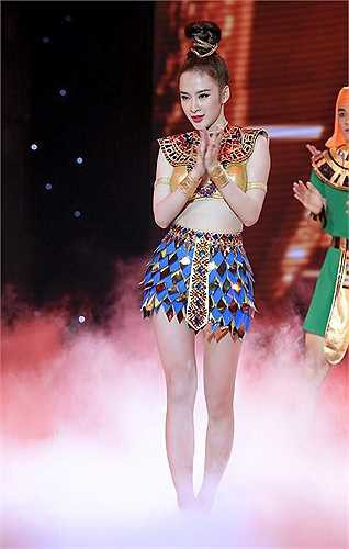 Tuy nhiên, những hạn chế về chiều cao, hình ảnh chưa đẹp trước công chúng và việc sửa mũi... cũng khiến 'bà mẹ nhí' ngậm ngùi rời xa mơ ước hoa hậu. 