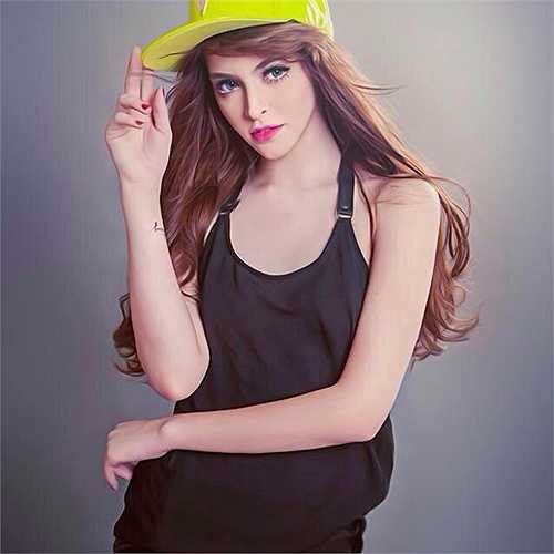 Cô cũng từng xăm mình và điều này gây cản trở lớn vì không phù hợp với quy định của các đấu trường nhan sắc Việt. 