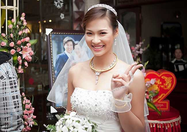 Tiếc rằng sau đó, cô vướng lùm xùm lộ ảnh cưới và mọi hy vọng trở thành người đẹp nhất Việt Nam tan tành mây khói. (Theo 24h)