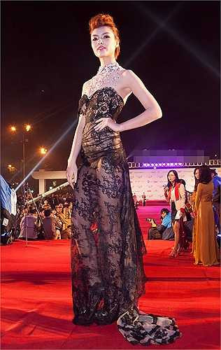 Tuy nhiên, những scandal liên quan tới trang phục, hình xăm... đã khiến giấc mơ này xa dần khỏi tay Hồng Quế. 