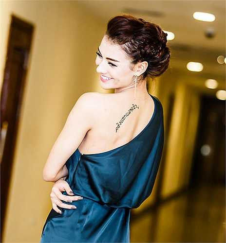 Năm 2014 vừa qua, người đẹp của làng thời trang Việt đã bị loại khỏi cuộc thi Hoa hậu Đại dương vì có tới 5 hình xăm trên cơ thể. Gần đây, cô còn dính nghi vấn đi thi 'chui' cuộc thi Miss Asean 2014. 