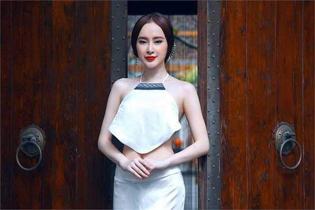 Ngoài nhược điểm chiều cao, Angela Phương Trinh còn vướng vào rất nhiều lùm xùm khi mặc trang phục táo bạo hay những phát ngôn gây sốc.