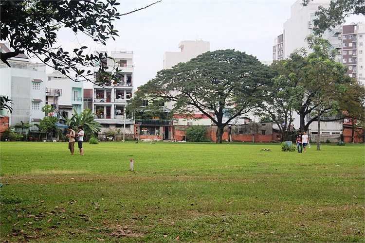 Nhiều bạn trẻ tiếc nuối khi công viên Gia Định bị 'xẻ thịt'.