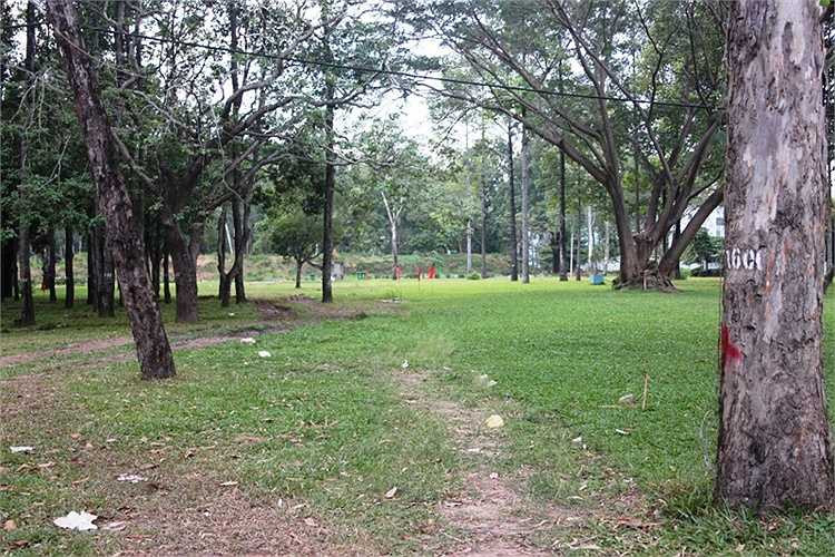 Ranh giới giữa phần đất làm đường với phần đất của công viên Gia Định.