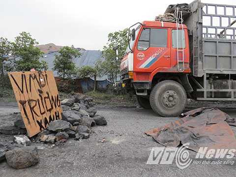 Cả làng 'lập chiến lũy' chặn đường doanh nghiệp gây ô nhiễm