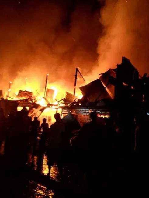 Chợ Thới Bình chìm trong lửa