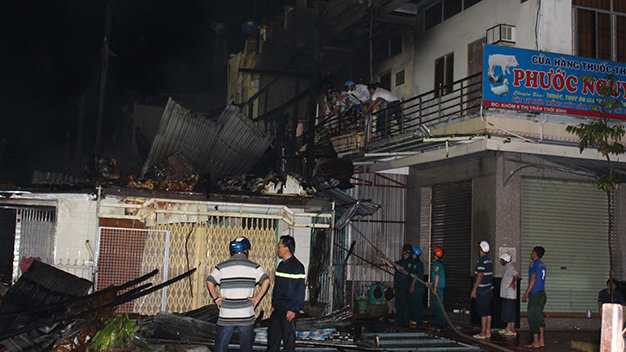 Chợ Thới Bình chìm trong lửa