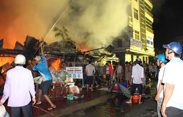 Chợ Thới Bình chìm trong lửa