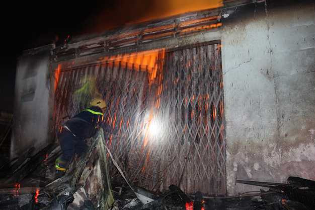 Chợ Thới Bình chìm trong lửa