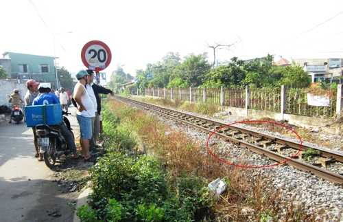 Chồng đau đớn nhìn vợ bị tàu hỏa cán chết