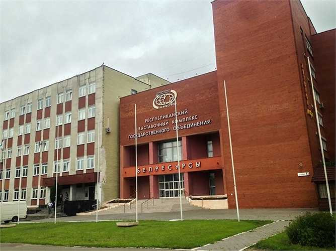 Mọi hoạt động mua bán xe chiến đấu và thanh toán được giải quyết thông qua một công ty nhà nước ở Belarus có tên là Bel Spetz Contract (BSC). Công ty BSC nằm trong tòa nhà gạch đỏ đáng yêu này.