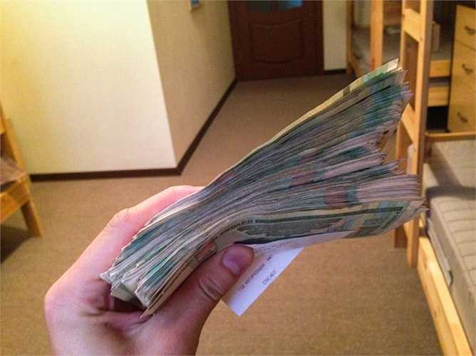 Vì không có tài khoản tại Belarus, anh chàng 'ntv' phải đi đổi tiền từ USD. Trong ảnh là số tiền 25 triệu rúp Belarus (đồng tiền mệnh giá lớn nhất ở đây là 200.000 rúp) để thanh toán cho món hàng đặc biệt.