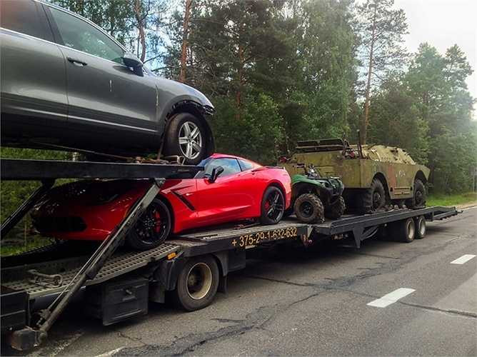 Việc chở chiếc xe quân sự về lại Matxcơva tốn thêm chi phí khoảng 1000 USD, đồng hành còn có 2 chiếc xe hơi khá xịn là Porsche Cayenne (bị tai nạn bẹp đầu) và một chiếc Chevy Corvette mới tinh. 