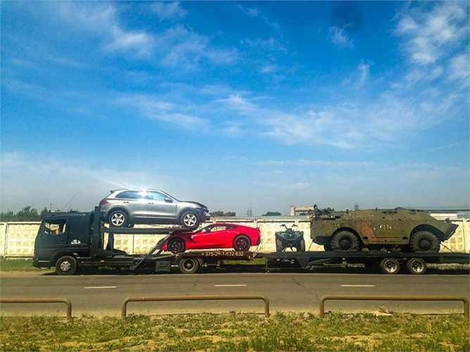 Trên đường đi, chiếc xe bị cảnh sát dừng lại tới 4 lần. Họ chỉ yêu cầu trình bày các tài liệu chứng minh mua bán hợp lệ. Liếc nhìn xe thiết giáp, cảnh sát lẩm bẩm: Các anh rước cái 'của nợ' này về làm gì thế?