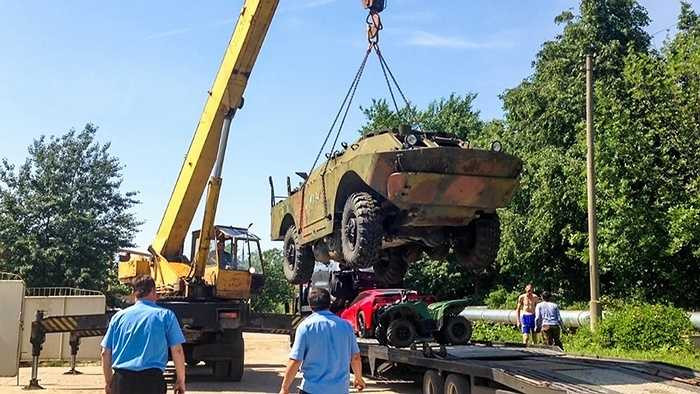 Đội vận chuyển mất đúng 24h để đưa chiếc xe về đến Matxcơva, họ cẩu xe xuống và hải quan kiểm tra hàng nhập khẩu tại chỗ, ký các giấy tờ cần thiết khai nộp thuế, để chiếc xe được phép mang đi đăng ký đăng kiểm với nhà chức trách.