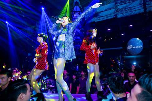 Hà Hồ vừa tham gia chuỗi sự kiện năm mới Art of Celebration tại Hà Nội với trang phục gợi cảm khoe những bước vũ đạo uyển chuyển. 