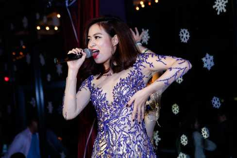 Hoàng Thuỳ Linh cũng là khách mời đặc biệt trong đêm nhạc Art of Celebration tại quán bar ở Hà Nội. Diện trang phục sequin, Hoàng Thùy Linh khoe khéo đường cong gợi cảm cùng đôi chân nuột nà trong tiết trời se lạnh của Hà Nội. 