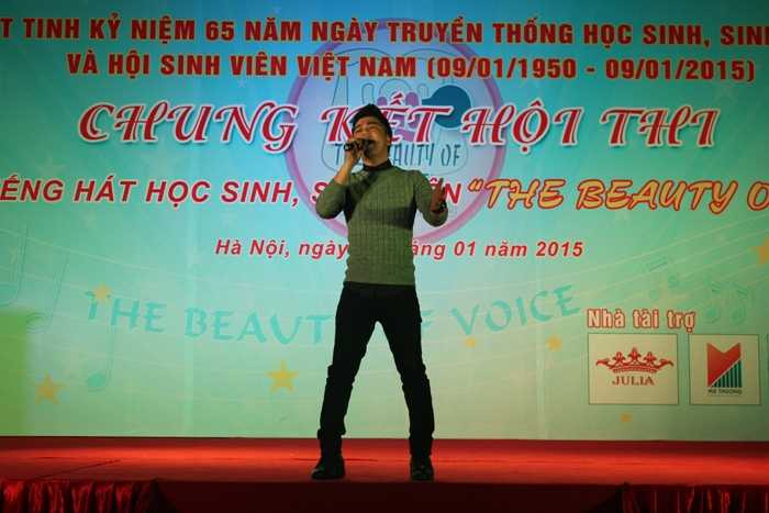 Ca sỹ Hồng Dương hâm nóng đêm chung kết.