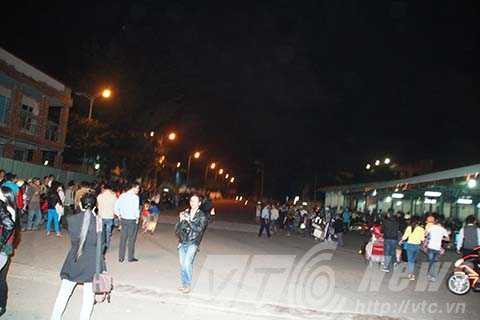 Hàng ngàn người dân vây kín sân bay Đà Nẵng chờ đón ông Nguyễn Bá Thanh