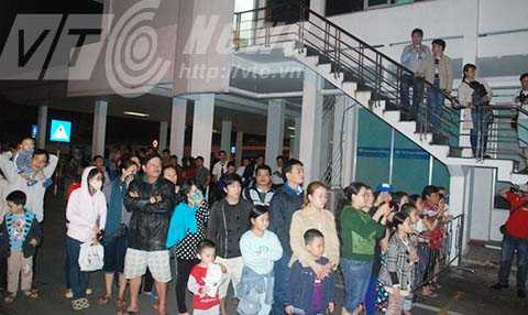 Hàng ngàn người dân vây kín sân bay Đà Nẵng chờ đón ông Nguyễn Bá Thanh