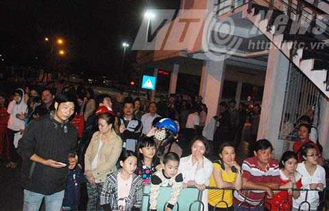 Hàng ngàn người dân vây kín sân bay Đà Nẵng chờ đón ông Nguyễn Bá Thanh