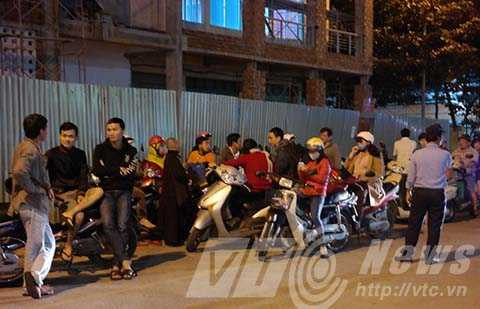 Hàng ngàn người dân vây kín sân bay Đà Nẵng chờ đón ông Nguyễn Bá Thanh