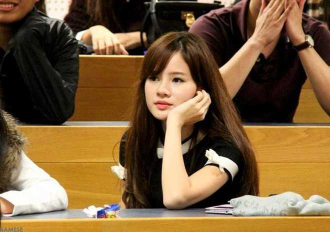 Vẻ đẹp của nữ sinh nổi bật tại giảng đường đại học.