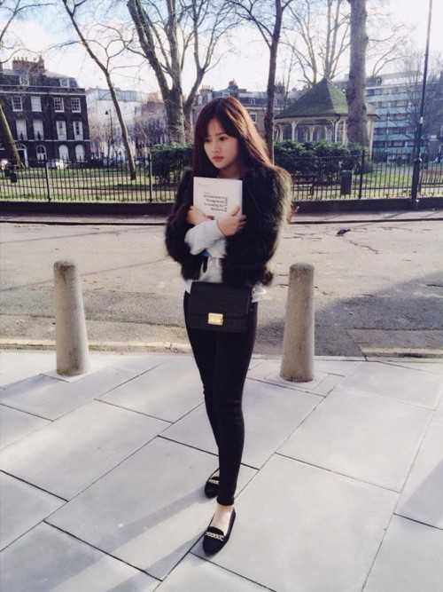 Không chỉ có khuôn mặt xinh xắn, Thy Trang còn có chiều cao tương đối nổi bật với đôi chân dài, thẳng tắp. 