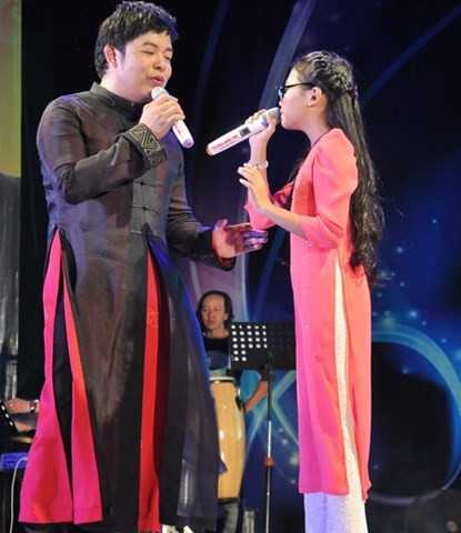 Hai cha con trong một tiết mục song ca tại liveshow Ngôi sao đêm nay.