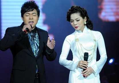 Quang Lê ăn ý cùng Lệ Quyên trên sân khấu.