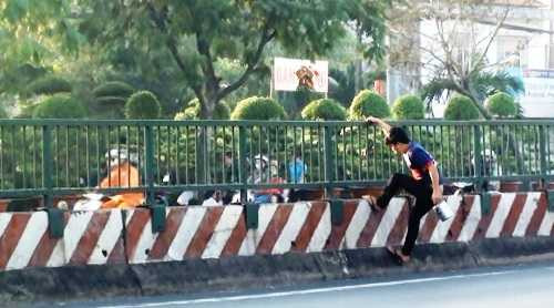 'Thót tim' nhìn công nhân 'bán mạng' qua đường ở TP.HCM