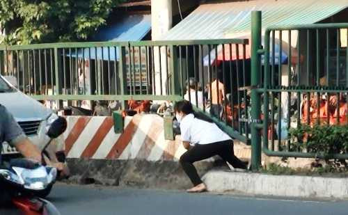 'Thót tim' nhìn công nhân 'bán mạng' qua đường ở TP.HCM