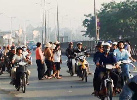 'Thót tim' nhìn công nhân 'bán mạng' qua đường ở TP.HCM