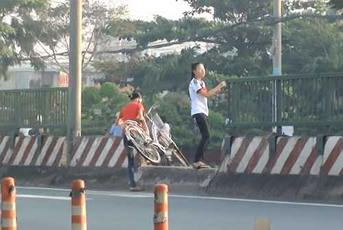 'Thót tim' nhìn công nhân 'bán mạng' qua đường ở TP.HCM