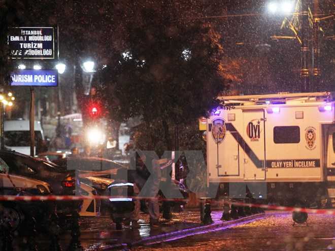 Cảnh sát điều tra tại hiện trường vụ đánh bom ở Istanbul