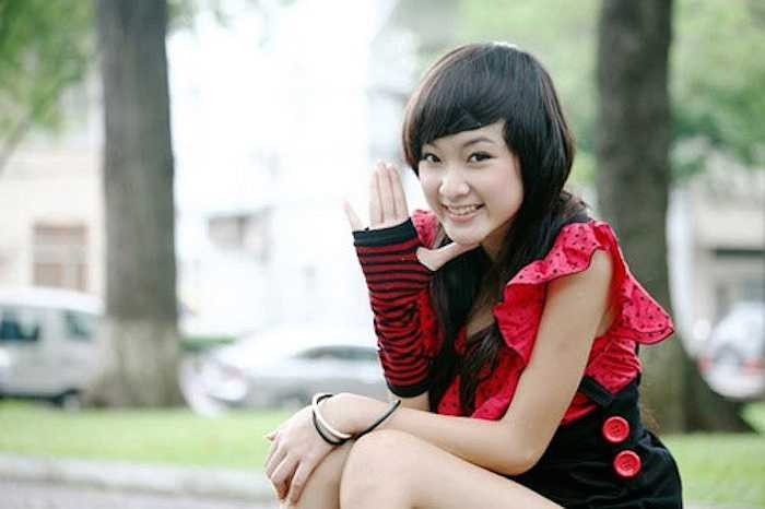 Gương mặt Angela Phương Trinh chưa thực sự thay đổi khi tham gia bộ phim Mùa hè sôi động năm 2009 