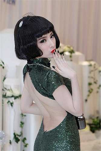 Người đẹp quyến rũ nổi bật sau khi được tút tát. Cô được ví như 'Tắc kè hoa' luôn biến đổi với rất nhiều hình tượng. 