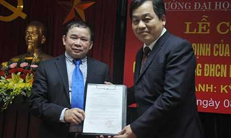 Thứ trưởng Bộ GD&ĐT Bùi Văn Ga (trái) trao quyết định đào tạo tiến sĩ ngành Kỹ thuật cơ khí cho ông Trần Đức Quý - Hiệu trưởng Trường ĐH Công nghiệp Hà Nội.