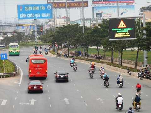 Theo quy định khi chuyển làn, chuyển hướng buộc phải bật tín hiệu. Ảnh: Phan Cường