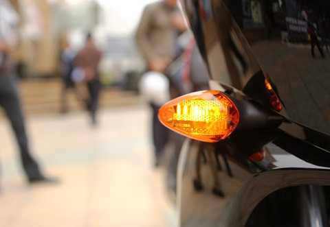 Nên hay không bật tín hiệu khi di chuyển trên đoạn đường cong nơi không có ngã rẽ, quay đầu, chuyển hướng?