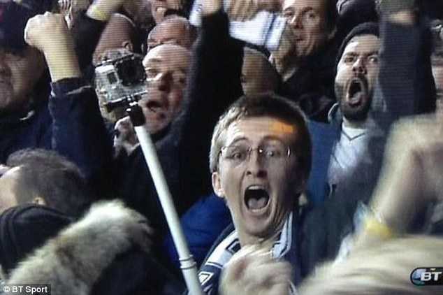 'Gậy tự sướng' xuất hiện trong lúc phát sóng một trận đấu của Tottenham
